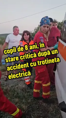 Un minor de 8 ani, din satul Broscoșești, comuna Lunca Banului, a ajuns în stare extrem de gravă la Compartimentul de Primiri Urgențe al Spitalului Municipal Huși, după ce a căzut de pe o trotinetă electrică și s-a lovit puternic la cap. Copilul a fost descoperit inconștient, căzut într-o baltă de sânge pe o uliță din sat, de către un consătean. În apropiere se afla trotineta electrică.