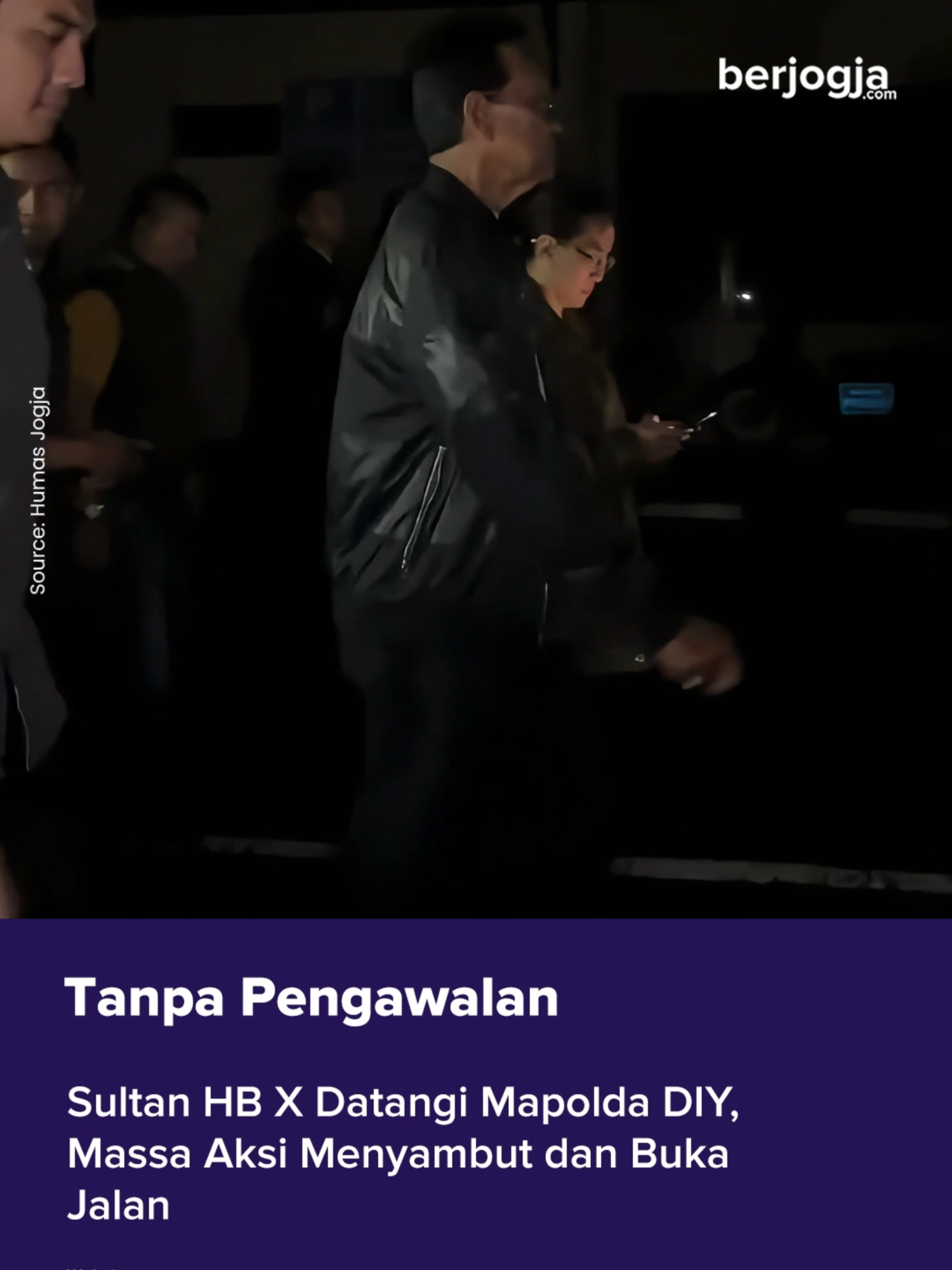Gubernur Daerah Istimewa Yogyakarta (DIY), Sri Sultan Hamengku Buwono X, mendatangi Mapolda DIY pada Jumat (29/8/2025) pukul 22.30 WIB. Kedatangannya disambut oleh massa aksi dengan tepuk tangan, nyanyian, dan membuka jalan. Sri Sultan kemudian berjalan dengan tenang tanpa pengalawan pihak keamanan ketika masuk Mapolda DIY. #jogja #jogja24jam