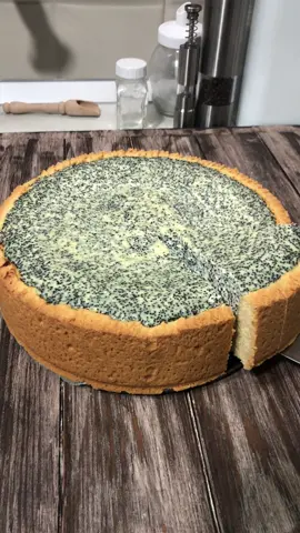 😍МАКОВИЙ ПЛЯЦОК🍰 ✅Нам знадобиться: для основи 🔹яйце - 1,5 шт🥚 🔹 75г цукру 🔹 150г вершкового масла(72.5%)🧈 🔹 330г борошна(пшеничне) 🔹 12г розпушувача для сирного шару 🔹700г кисломолочного сиру( у мене не жирний) 🔹3 яйця🥚 🔹200г цукру + 10г ванільного цукру 🔹3ст.л крохмалю з гіркою(у мене кукурудзяний) 🔹150г маку(сухого) ⏳час приготування: 1год. + 1-2год. щоб охолонув❄️ 📊КБЖВ на 100г :К.277 Б.11 Ж.10.9 В. 32.4 🕰Прийом:#перекус, #сніданок, #обід ⚖️вага всієї порції - 1800г 🔸залийте мак окропом, і поставте варитись 15-20хв 🔸у тарілку всипаємо цукор, вливаємо півтори яйця, і розмішуємо вінчиком. Додаємо розтоплене масло і розмішуємо. Всипаємо борошно і розпушувач, у мене це Мрія. Замішуємо однорідне тісто 🔸перекладаємо тісто у форму застелену пергаментом. Робимо рівне дно і високі бортики руками. 🔸в велику тарілку вкидаємо сир, розбиваємо яйця, додали цукор і ванільний цукор і перебиваємо в однорідне пюре. Додайте три ложки крохмалю(з гіркою). Злийте з маку воду, і теж додайте до сиру - та все вимішайте в однорідну масу 🔸перелийте всю масу в форму і відправляємо в розігріту духовку при 170С на 45-50хв. 🔸Дістаньте, дайте охолонути, і поставте в холодильник, до повного застигання. Середина пляцку має повністю застигнути, не спішіть її різати. 🔸Коли пляцок застигне - можна подавати.🍰 Всім смачногооо😘