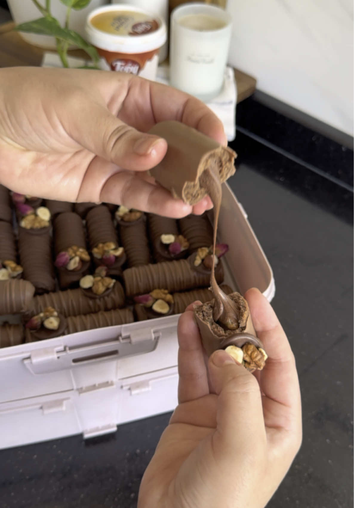 رح تتخلصو من فوبيا السيڤار بعد هاذ الفيديو 🥰👌. . ل أكثر من 35 حبة : 250غ مرغرين طرية / رشة ملح / فانيلا / كاي سكر ناعم / بيضتين / ملعقتين ك كاكاو و فرينة لجمع العجين  الحشو : جوز مع كراميل توبي من عند @topy.racim + شكلاطة للطلاء // 400غ شكلاطة للتغليف . . . . . . #سيقار #سيقار_جزائري #سيقار_بالشكلاطة #حلويات_جزائرية_تقليدية💯 #حلويات_جزائرية #جزائرية_وافتخر 