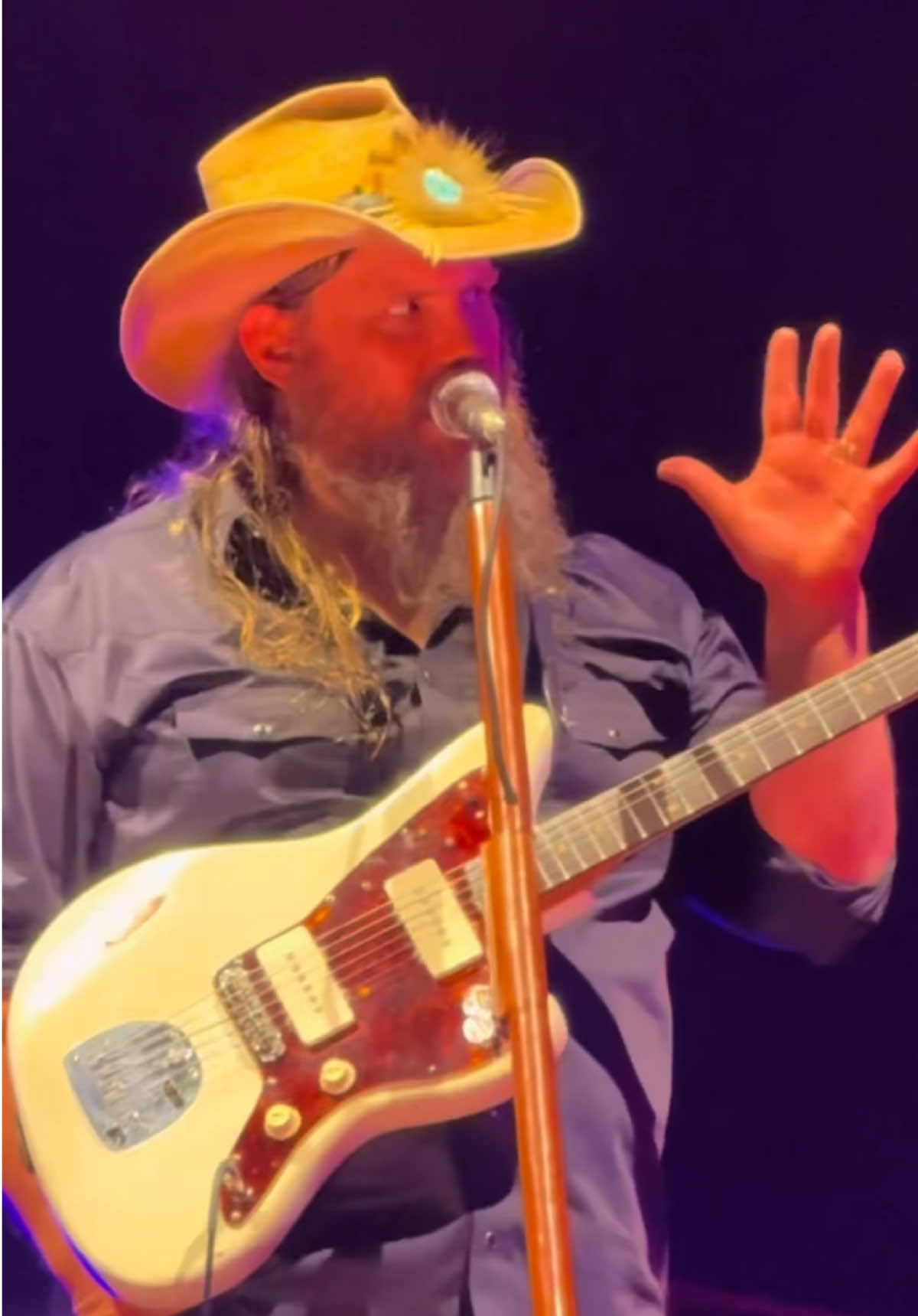 Chris introducing his queen Morgane like only he can… #ChrisStapleton #MorganeStapleton #countrymusic 