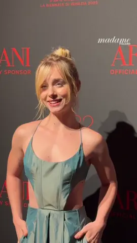 @Clara Galle à la soirée @Armani beauty à la Mostra de Venise 💄 ✨ #onregardequoi #filmtok #venicefilmfestival #venezia #fyp 