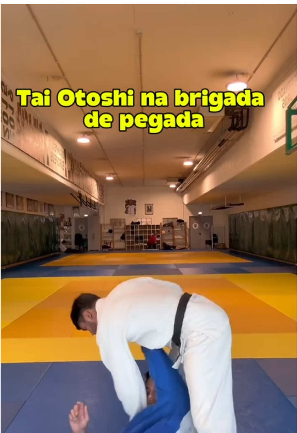 💥 TAI OTOSHI na brigada de pegada! Um dos golpes mais técnicos do judô, perfeito para usar o desequilíbrio do adversário e aplicar a queda com eficiência. 🥋🔥 Quem aí já treinou esse clássico? 👊 ➡️ Se curtiu, compartilhe com quem treina judô! #Judô #JiuJitsu #GolpeDeJudô #TécnicasDeJudô #Fight
