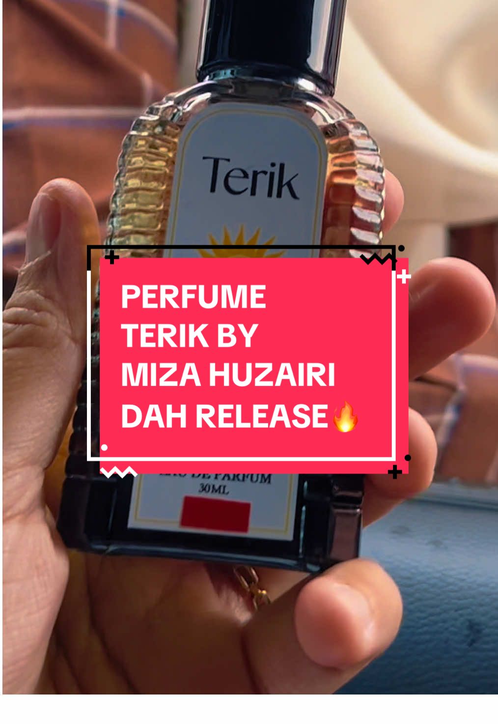Miza Huzairi Dah Keluarkan Perfume ye guys! First Batch ni Alhamdulillah .. rupanya ramai penggemar perfume macam miza! Hahaha... Boleh Grab Korang Punya perfume Brand Terik by Miza Huzairi nanti! utk skarang, Miza Release 6 jenis bauan ye. 1. Ombak Dupe (Sauvage), 2. Rimba (CK Eternity) , 3. Balak (Tobacco Oud) , 4. Klasik (Issey Miyake Classic), 5. Jejak (Eros Blue) , 6. Benam (Dunhill Blue) . Nak miza buka bag kuning?? 🔥 #terik #PerfumeTerik #TerikPerfume #mizahuzairiperfume #mizahuzairi