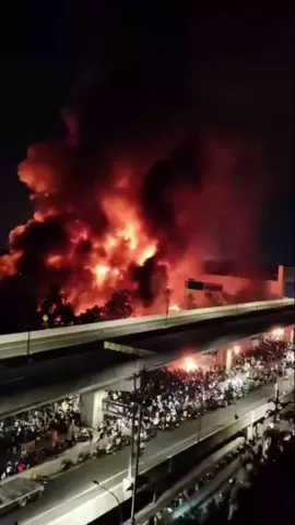 GEDUNG DPR MAKASAR DIBAKAR HABIS OLEH PARA PENDEMO MANTAPPP MAKASAR MENYALA #pendemo #demo #demomakassar #dpr #dprkotamakasar