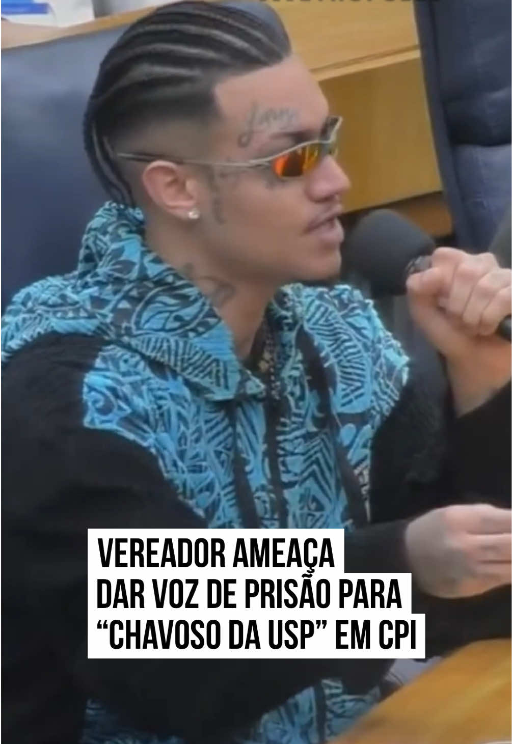 O #vereador Rubinho Nunes (União Brasil) ameaçou dar voz de prisão para o ativista Thiago Torres, conhecido como “#ChavosodaUSP”, durante depoimento na Comissão Parlamentar de Inquérito (#CPI) dos Pancadões da Câmara Municipal de #SãoPaulo, que investiga supostas ligações do crime organizado com os bailes funk que ocorrem nas periferias da cidade. Torres foi convidado a prestar depoimento na CPI na condição de testemunha. Ao ser questionado por Nunes, que é o presidente da CPI, se existiria crime organizado na periferia, o ativista respondeu que o crime ocorre em todo lugar, “inclusive dentro dessa Casa”. Neste momento, o presidente da comissão e a vereadora Cris Monteiro (Novo) passaram a exigir que o depoente apontasse quais vereadores teriam relação com grupos criminosos. “O senhor afirmou categoricamente. Quem é o vereador ligado ao crime organizado? Se o senhor não responder, vou adotar as medidas legais”, interpelou Rubinho Nunes. O vereador ainda disse que mandaria recuperar na transmissão da sessão o momento da declaração e, caso Torres negasse, ele “sairia preso”. Em meio à confusão, as vereadoras Keit Lima e Amanda Paschoal, do PSol, passaram a defender o depoente, dizendo que os outros vereadores estavam distorcendo as declarações de Torres. Um dos advogados do ativista também questionou a ameaça de voz de prisão. “Presidente, senhor falou que vai dar voz de prisão. Queria que o senhor discorresse. Por que o senhor daria voz de prisão para ele? Por que ele sairia preso daqui? Quero que o senhor fundamente isso. O senhor está cometendo abuso de autoridade. Está focado em fazer corte”, disse o advogado. #TikTokNotícias 