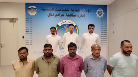 بالتنسيق مع الإدارة العامة للجمارك ‏‎الأمن الجنائي يضبط عصابة منظمة تمتهن تهريب مواد بترولية خارج البلاد بمستندات جمركية مزورة #وزارة_الداخلية #شرطة_الكويت #شرطة #الكويت #مباحث 