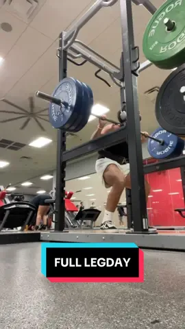 Gotta squat big if you want Christmas hams 🐖#fyp #gym #weightloss #Fitness #lifting 