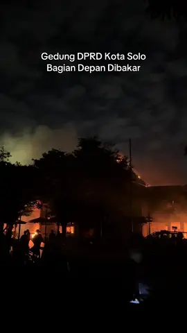Membalas @wentiak dibakar, ini sedang dipadamkan oleh damkar. #demo #solo #surakarta #kotasolo 