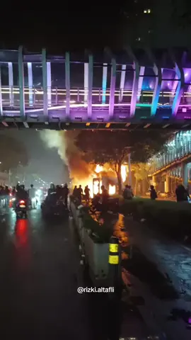 JAKARTA CHAOS SAMPAI TENGAH MALAM. HALTE & FASILITAS UMUM DI RUSAK!!  #acab  #indonesia🇮🇩 #demo #jakarta #1312 