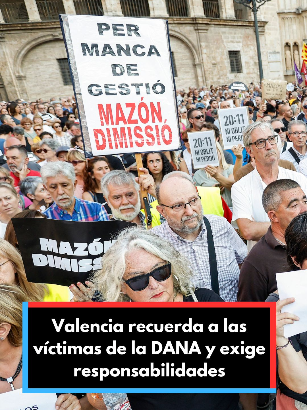 🔶Valencia recuerda a las víctimas de la DANA y exige responsabilidades  Diez meses después de la DANA que azotó Valencia, familiares y vecinos han rendido homenaje a las víctimas de la tragedia. Durante la concentración, reclamaron nuevamente la dimisión de Carlos Mazón por su gestión de la catástrofe y pidieron que no se olviden las graves consecuencias que dejó el temporal. #dana #valencia #comunidadvalenciana #españa #manifestacion #mazon #noticias #noticiastiktok