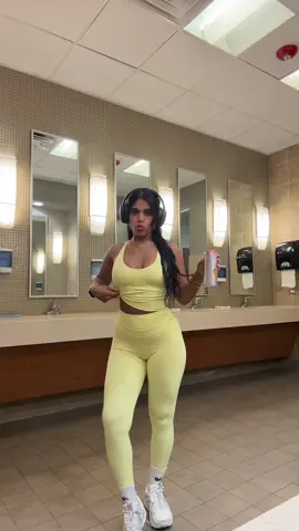 Me & my yellow fit & @Bloom Nutrition 💛🌻 #fyp #foryou #gymfits #gym 