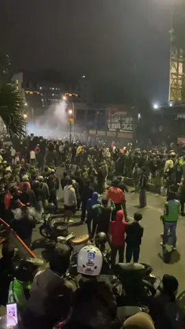 detik detik gas air mata di luncurkan di depan polresta malang #malang #demo #arekmalang #ojol 
