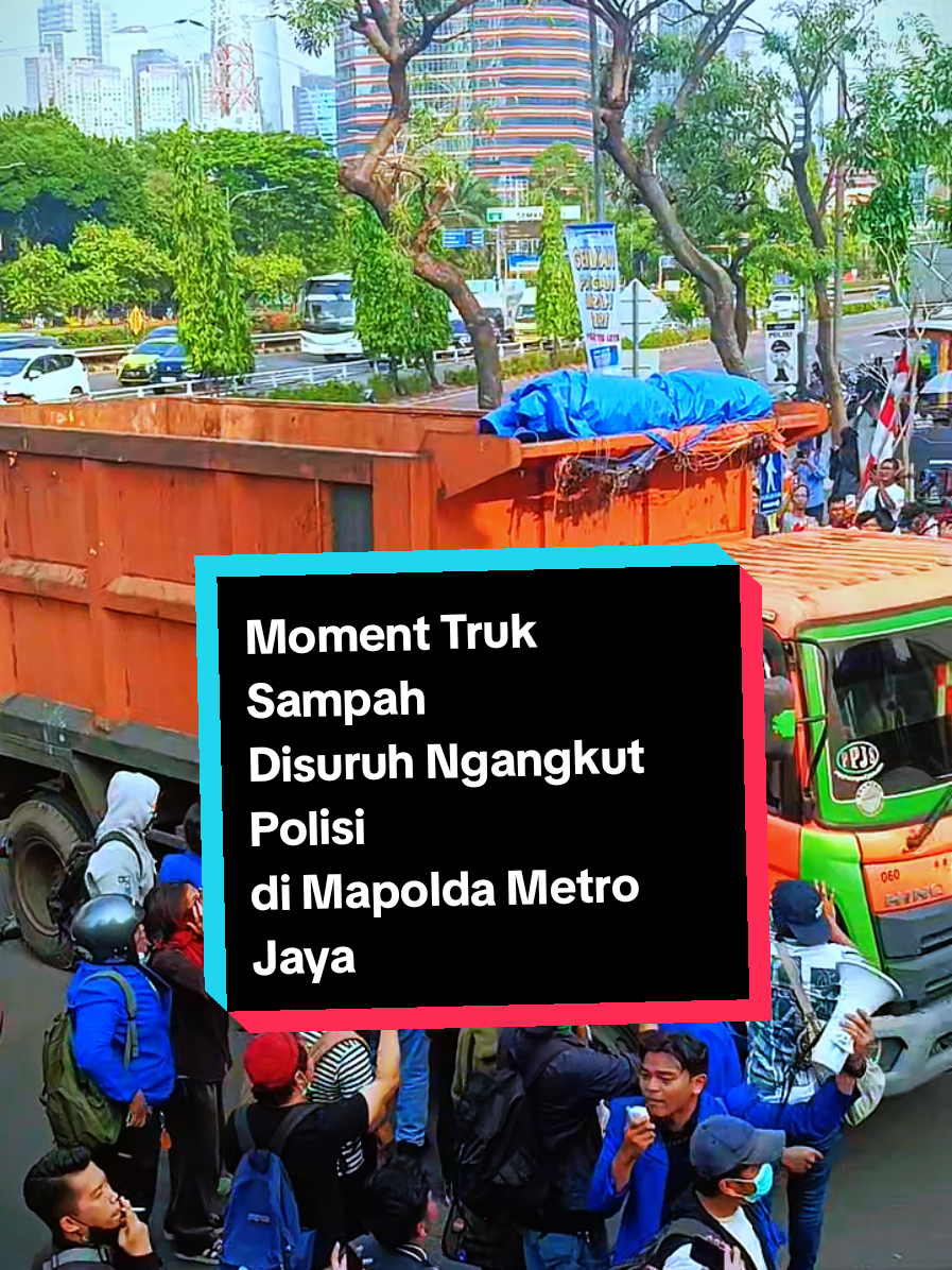 Truk pengangkut sampah dipaksa masuk ke Markas Polda Metro Jaya, Jumat (29/8/2025). #demo #poldametrojaya  #demomahasiswa 
