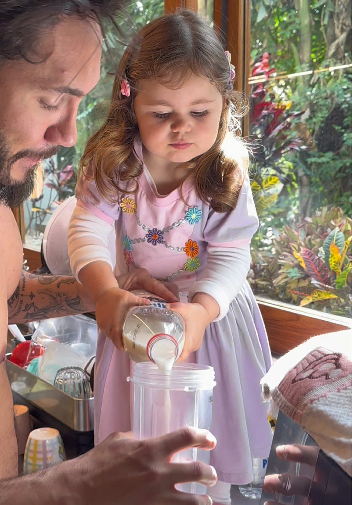 Hoje foi fazendo suco de morango e pausa pra Lua escolhendo até o leite que ela quer kkkkkk 
