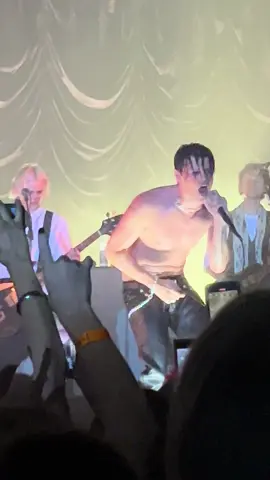 my god what a beautiful scene! i'm so happy and luckey i got to see this man with my own eyes #yungblud #rocknroll #fyp #🖤🖤 #idols 