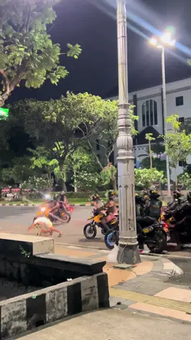 bukan gak mau nolong di sini kita serba bingung. depan mata banget kebanyakan di sini cewe semua 😭😭😭  #fyp #fyppppppppppppppppppppppp #viral #demo #demosemarang 