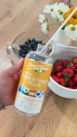 I prefer my fruit without a side of pesticides 🙅🏽‍♀️ #fruitandveggiewash #howtocleanfruit 