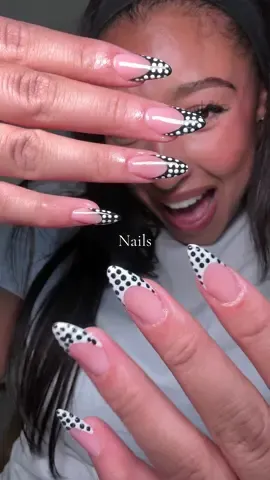 Nouveaux ongles de reine merciiii @nailsbypeachy 😛😛 #nailsvlog #parisnails #nailsinspiration #polkadotnails #rayhanalancee 
