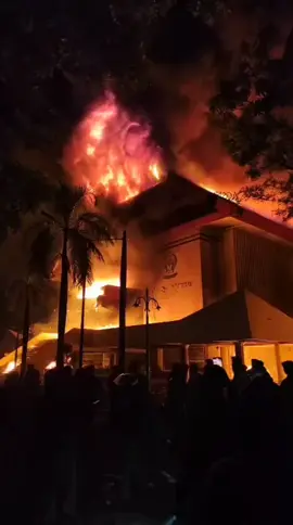Tragedi di Gedung DPRD Makassar Aksi demonstrasi yang berujung ricuh berakhir duka. Gedung DPRD Kota Makassar dibakar massa pada Jumat malam (29/8/2025). Dua orang menjadi korban jiwa: seorang anggota Satpol PP dan Syaiful, Kasi Kesra Kecamatan Ujung Tanah, yang terjebak di lantai empat saat kebakaran. Jenazah korban dievakuasi ke RS Grestelina. Peristiwa ini meninggalkan luka mendalam dan jadi pengingat pentingnya menyampaikan aspirasi dengan damai, tanpa kekerasan. 🙏 #TragediMakassar #DPRDMakassar #AksiDamaiTanpaAnarki #MakassarBerkabung #StopKekerasan   