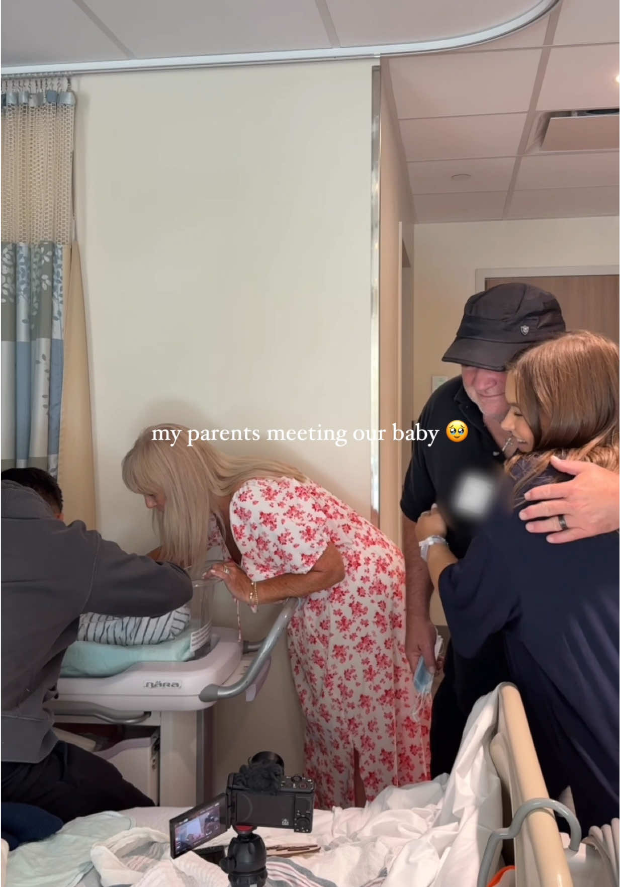I can’t imagine watching my baby have a baby 🥹🩵  #pregnant #baby #parents #wholesome #mom 