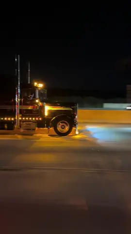 Midnight in chitown #jd7 #livetheshow #catdieselpower #rollintransport #fypage 