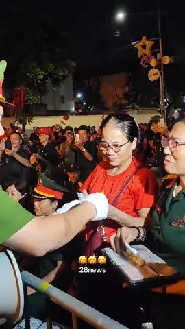 2h20 phút sáng, công an Phường Ô Chợ Dừa tổ chức phát cơm miễn phí cho các bác cựu chiến binh tại khu vực ưu tiên phố Hàng Cháo  Video: Anh Đức #theanh28 #tiktoknews #60giay 