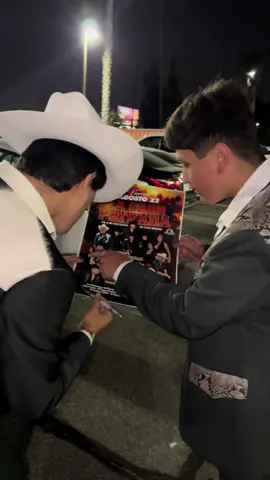 Y que me piden firmar autografos a los flyers despues de cantar en La gran privada de @Los Noventeros Saludos a todos ✌🏻 y amarre la cochi💪🏻