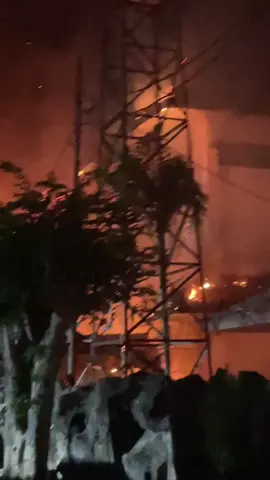Gedung DPRD Solo/Surakarta dib*akar masa Demo