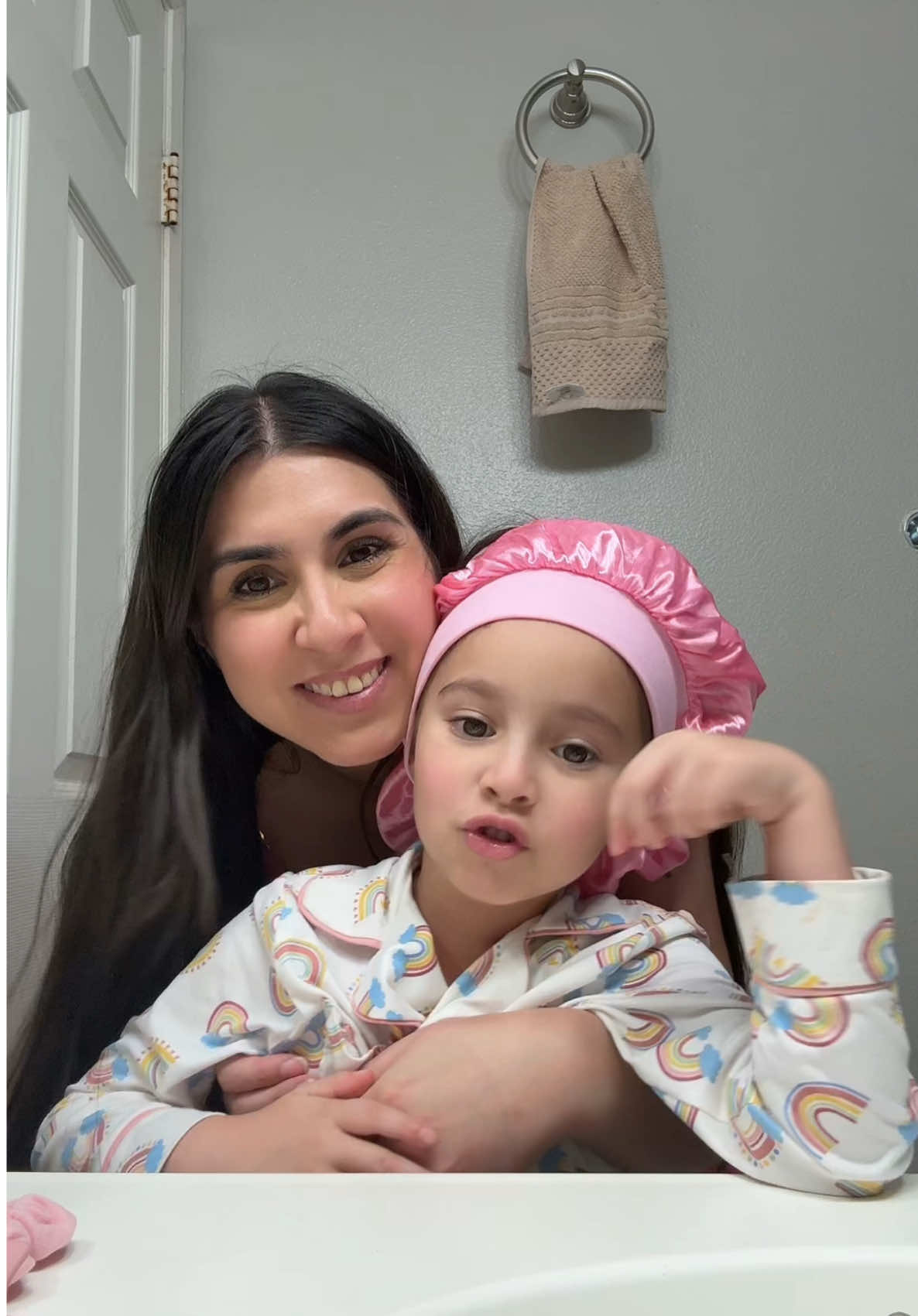 No buscamos ser perfectas, buscamos ser lo mejor para nuestros hijos 💕 . Hoy Quería dormir como mami & mami está para complacerla en todo lo que pueda 🥰💕  . . . . . . . . . . . . . . . . . . . #MomsofTikTok #mommydaughter #mamareal #heatlesscurls #girlmom 