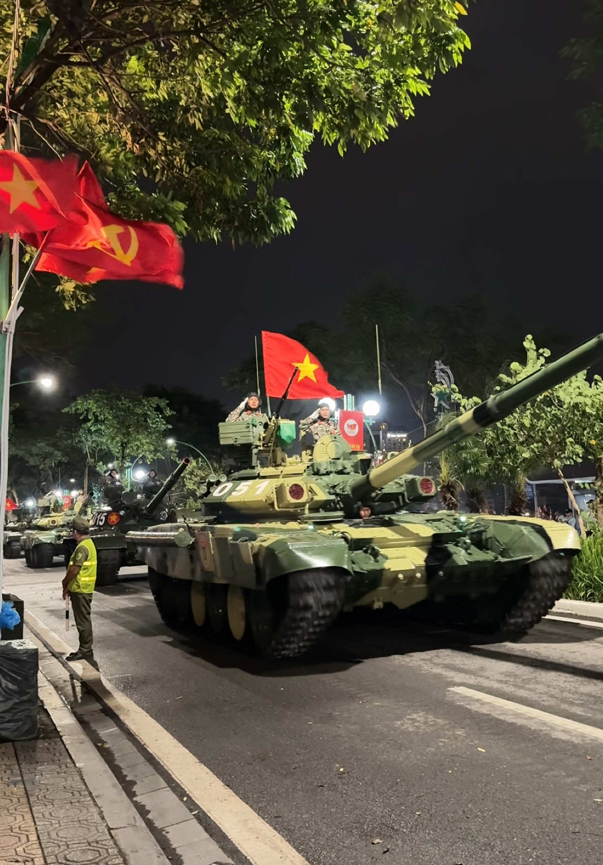 Xe tăng trên đường Thanh Niên tập kết về Quảng trường Ba Đình
