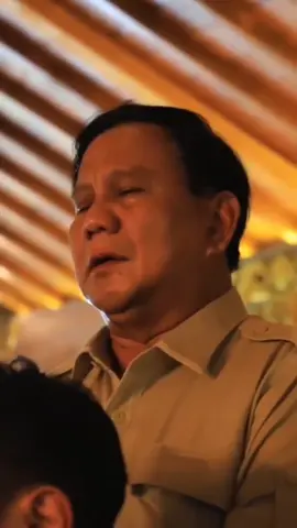 badainya besar ya pak🥺 yakin nanti Setelah badai, selalu ada pelangi yang menanti. .  tak mengapa banyak yang mmbenci bapak🥺 tapi aku tidak!! aku disini masih bangga sama Bapak, Indonesia emang sedang tidak baik saja..tpi aku yakin semuanya akan membaik dgn perlahan-lahan karna semuanya tidak bisa secara instan .. percaya akan suatu proses 🥰#prabowosubianto #presidenprabowo #presiden #indonesia🇮🇩 