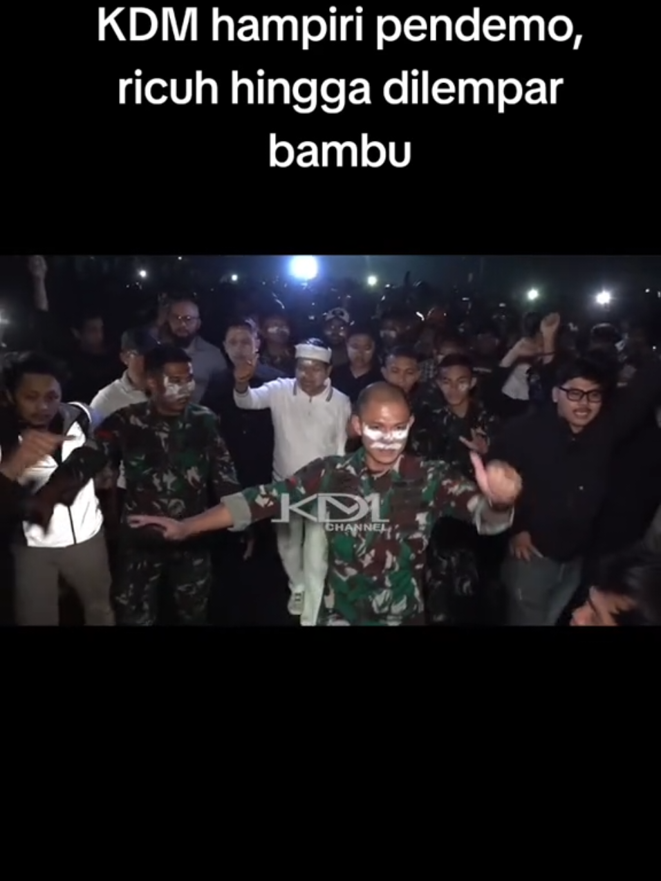 bapak Dedi Mulyadi hampiri pendemo, situasi tidak kondusif hingga ada pelemparan botol, batu dan bambu.. semoga bapak aing dalam keadaan sehat dan tetap tegakan terus kebenaran bapak aing #demo #dedimulyadi #dprdjabar #demoricuh #aksimassa  sc. ytb kdm