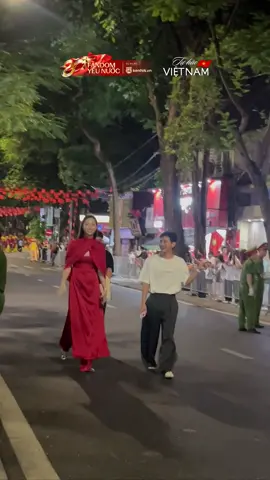 Chắc Lương Thuỳ Linh đang nhớ tới Tiểu Vy khi vô tình nghe được giọng ca vàng trên đường Quán Thánh. 🫶 #FandomYeuNuoc #TuhaoVietNam #hoabinhdeplam #RangroVietNam #amm 