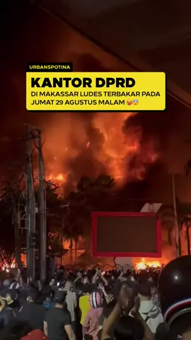 Gedung DPRD Makassar, Sulawesi Selatan, ludes terbakar pada Jumat 29 Agustus 2025, Bermula dari sejumlah baliho yang terpasang di sekitar area gedung dibakar di jalan, tak lama berselang, api tiba-tiba terlihat muncul dari halaman gedung tempat sejumlah kendaraan terparkir. Kobaran api cepat membesar dan melahap deretan motor hingga mobil yang berjajar di lokasi sampai merembet ke gedung. 📹 via : X/Henzupurliife