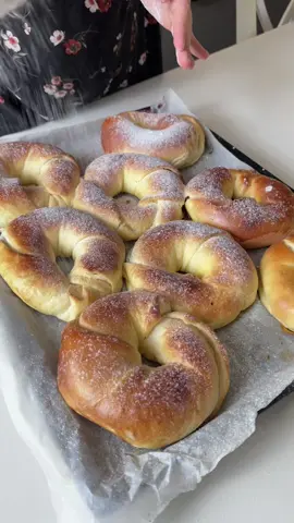 Covrigi cu vişine 👇🏻  Ingrediente 12 bucăți  500 ml  Lapte  80 ml  ulei  100 gr Zahăr  850 gr Făină  20 gr Drojdie proaspătă (7g uscată  1 Ou  0,5 linguriță Sare  150 gr unt topit (pentru uns  Umplutura  400 gr Visine  2-3 linguri Făină  80 gr Zahăr  Punem intr-o cratiță toate ingredientele si amestecăm bine cu un tel . Mai departe punem la foc mediu și amestecăm până începe să se ingroase . Acoperim și lăsăm la racit. Pentru aluat  Turnam laptele cald într-un bol . Adăugăm drojdia , uleiul , oul , sarea , zaharul si amestecăm foarte bine . Adăugam faina treptat și formam un aluat moale și nu este lipicios . Faina merge mai mult sau mai putin din cantitatea data . (Amestecăm 10 minute). Lăsăm  aluatul sa steie acoperit 30 minute sau până se dublează în volum .  Împărțim in 12 bucăți și  fiecare bucată  întindem puțin cu sucitorul o foaie 20-22 cm , ungem cu unt topit și punem 1 -2 linguri umplutura  si formăm ca în imagine  După ce am terminat lăsăm la crescut  15 -20 minute acoperit. Ungem cu ou bătut  si coacem la cuptorul prencalzit la 180 °C 25 -30 minute . Presurăm cu zahăr pudră !  Pofta buna ! 👌 #retete #covrigi #covrigicuvisina #covrigipolinezi #covrigiradasoimu