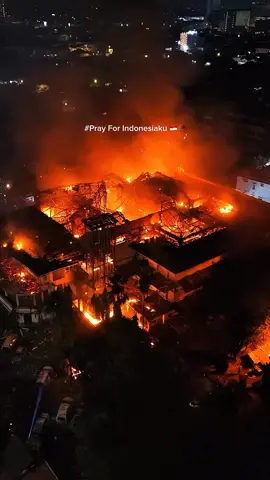 🙏 Pray For Makassar 🙏 Hari ini kota tercinta kita diguncang keributan akibat aksi demo yang berujung pembakaran Kantor DPRD. Mari kita doakan agar Makassar segera kembali damai 🤲 . . #PrayForMakassar #MakassarDamai #makassarterkini  #dprmakassar  #demomakassar 
