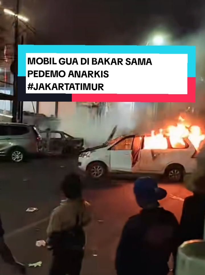 mobil warga di bakar dan di pretelin pedemo #fyp #pedemo #anarkis #jakartatimur 