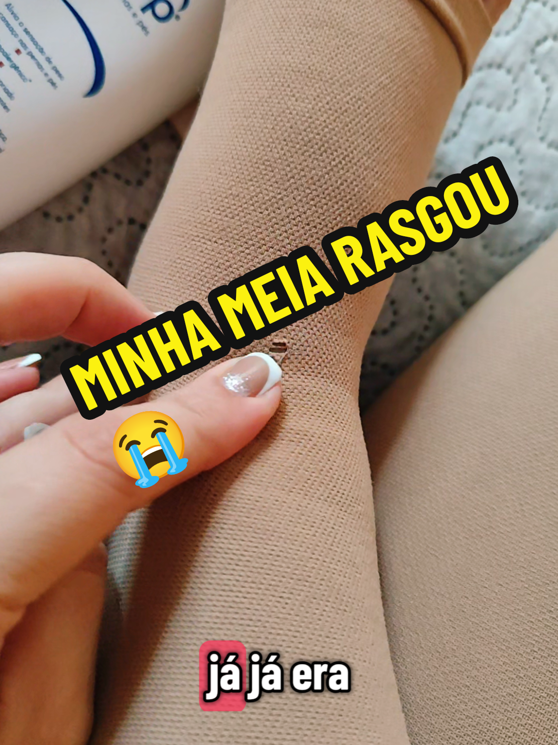 A meia nem se pagou 🥺 Me siga para mais vídeos 😉  #insuficienciavenosa #meiacompressiva #humor 