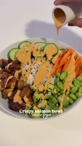 Crispy salmon bowl, delicioso y saludable 🤤 Ingredientes  2 filetes de salmón (lo consigo en @lafreskaderia) 1/4 taza soya 1 cda de ajonjolí  1-2 cdas salsa de ostión o miel de abeja Paprika Jengibre polvo o natural Para el aderezo  1/2 taza yogur griego  Chipotle ql gusto Sal Paprika Jugo de medio limón amarillo (da mejor sabor) Para el bowl puedes usar todas las verduras que quieras: use pepino, zanahoria Arroz Edamemes Aguacate  Air fryer 20 minutos 360F o 180C aunque cada air fryer es distinta así que puede ser un poco mas, ya que este dorado y se vea crujiente #recetasfaciles #fit #salmon #bowl #comida  