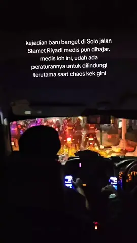 kejadian baru banget di Solo jalan Slamet Riyadi medis pun dihajar. medis loh ini, udah ada peraturannya untuk dilindungi terutama saat chaos kek gini#demodpr #solo #medis #brimob 