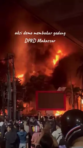 demonstran membakar gedung dprd makassar #demo #demomakassar #demobandung #demojakarta #ojol 