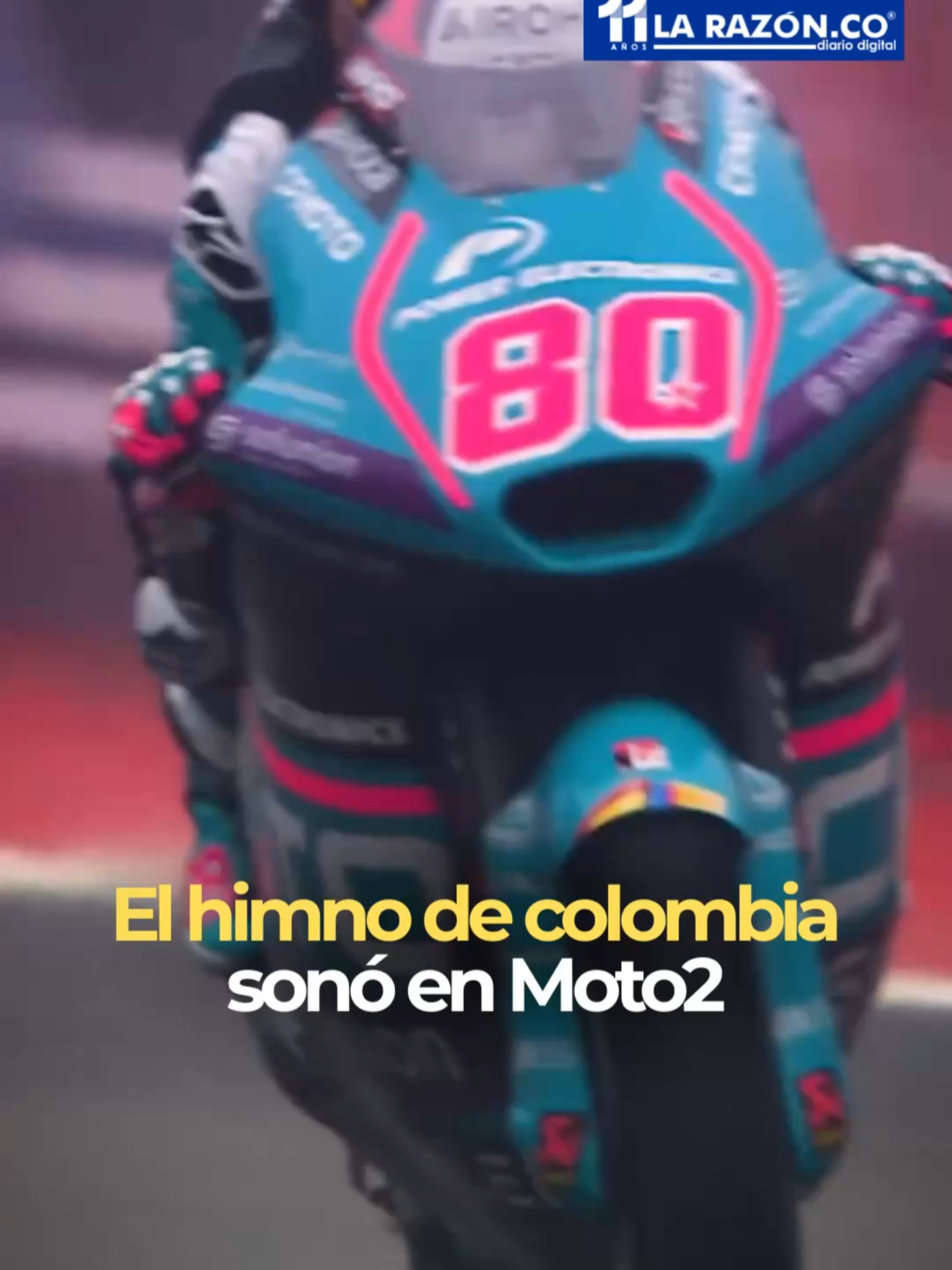 El clímax llegó en la última vuelta, cuando Alonso se adueñó de la punta y cruzó la meta en medio de la euforia total del Aspar Team. Saltos, lágrimas y la bandera tricolor ondeando en el podio marcaron un capítulo histórico que ya quedó grabado para siempre en el deporte nacional. 🙌✨ ¿Dónde estabas cuando David Alonso puso a Colombia en lo más alto del motociclismo? Cuéntanos en los comentarios y comparte este orgullo con el mundo. 🏍🔥