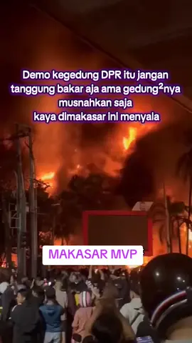 aksi demo besar²an di makasar sampai gedung² DPR pun dibakarin oleh para pejuang keadilan . #demodpr2025 #masukberanda #gedungdpr #makasar 