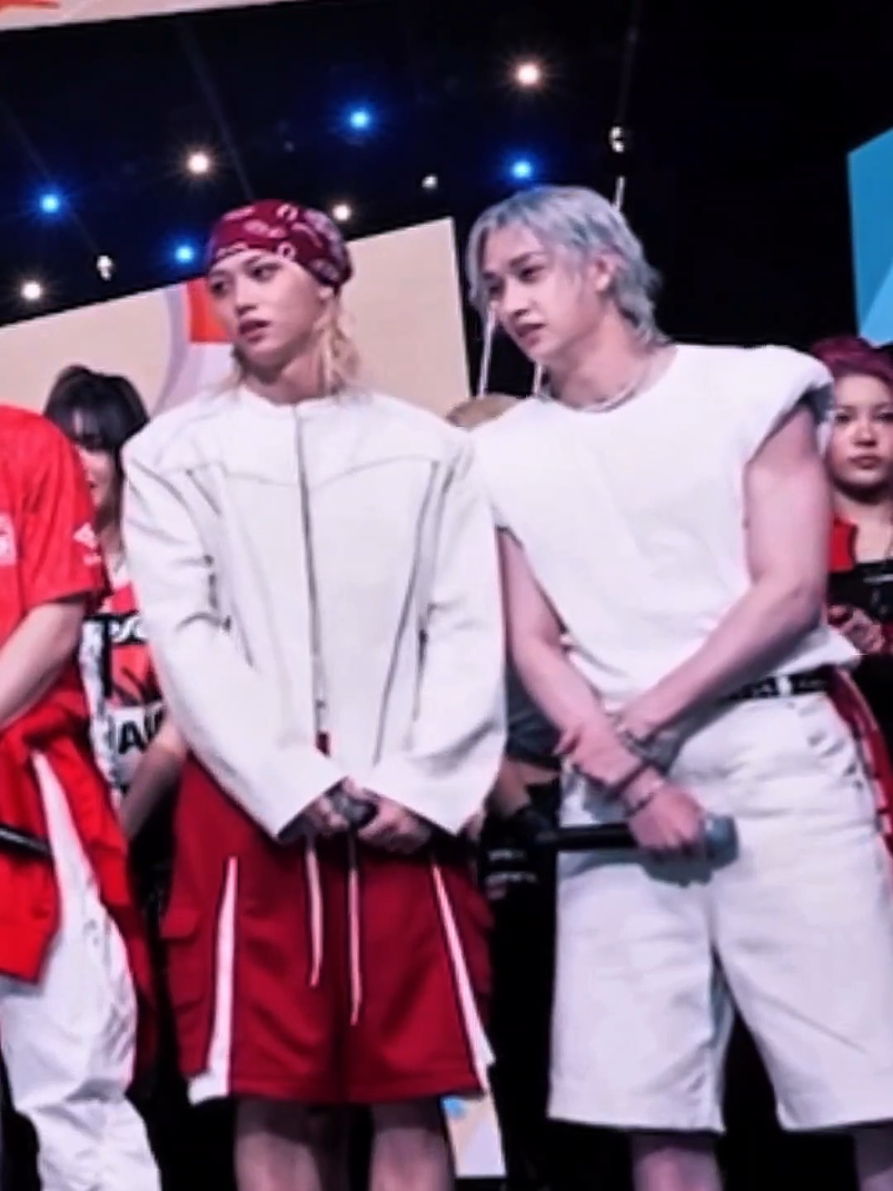 Eles esquecendo que fazem parte dos GRANDES! 🥹 They've just forgot they're part of the Big Ones! 🥹 #bangchan #straykids #felix  #ceremony #skzcomeback 