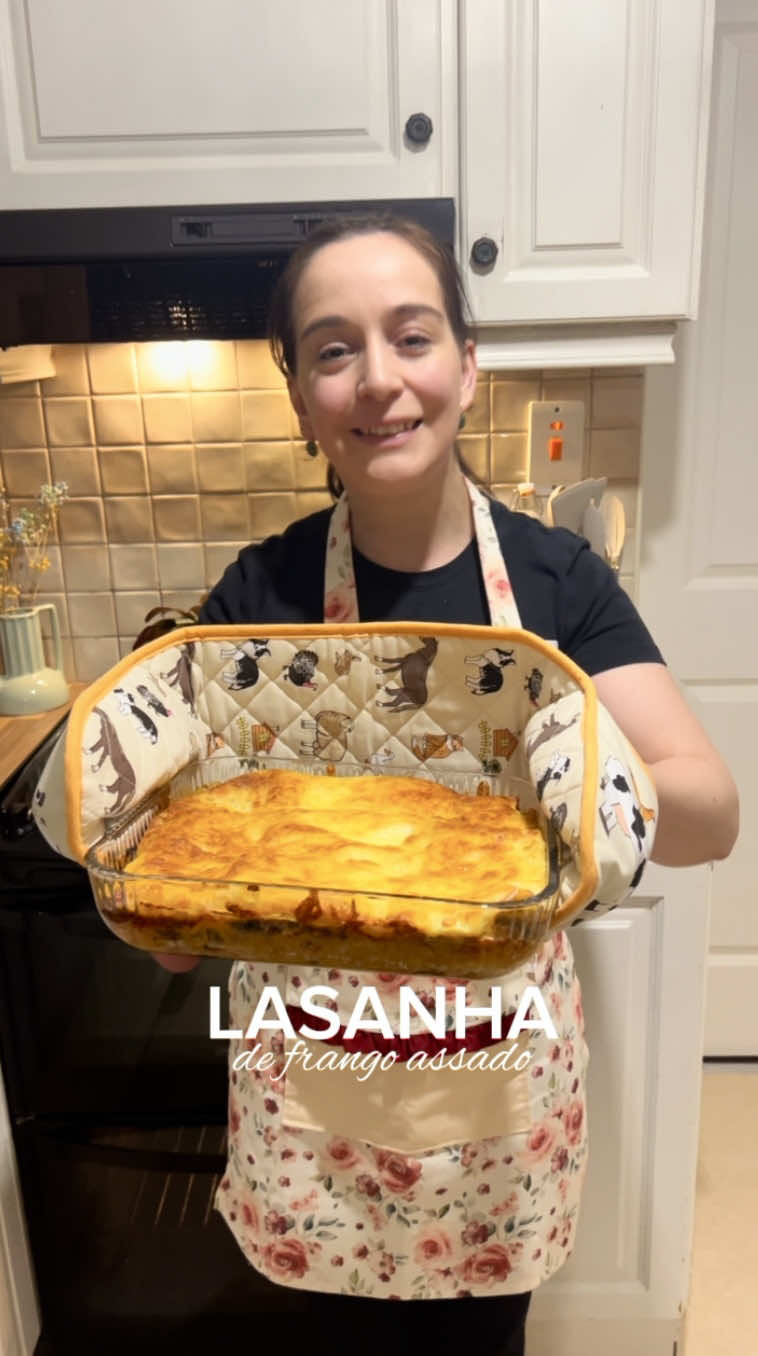 Transformei o frango de churrasco do dia anterior nesta lasanha irresistível! 😍 Zero desperdício e muito sabor! Quem aí também aproveita as sobras assim?  #lasanha #frangoassado #receitafacil #receitacaseira #nãodesperdice      