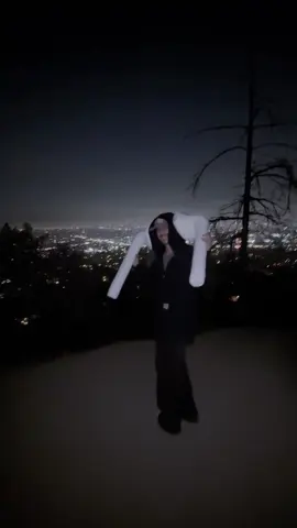 when the AirPods just ain’t enough #losangeles #billieeilish #thegreatest #bigairpods 