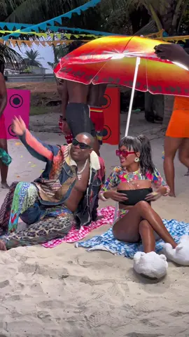 Nous avons posé nos caméras sur le sable chaud pour capturer l’énergie du prochain hit Des couleurs partout, une vibe soleil et bonne humeur, et surtout… une équipe qui s’est donnée à fond pour ce tournage ! Ce n’est que l’apéritif — le clip arrive fort Restez connectés, vous allez sentir la chaleur de la plage jusque chez vous ☀️🎥 #BTS #Clip #FettyNdoss #Créol #LaissezMoi 