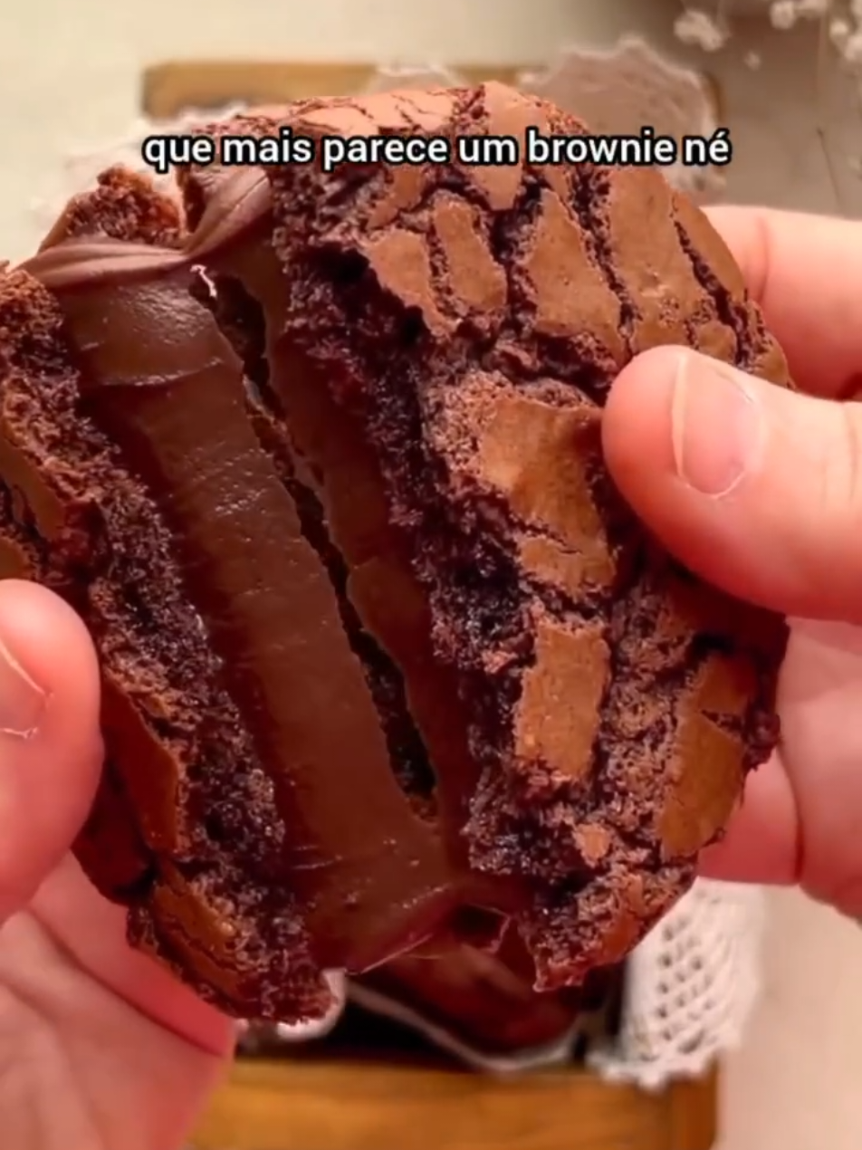 🍪🍫 Brookies – A combinação perfeita de Brownie + Cookies! 🍪🍫 Se você ama brownie e não resiste a um biscoito, essa receita é pra você! 😋✨ No vídeo de hoje, ensino a fazer essa delícia que é crocante por fora, macia por dentro e irresistível! 😍🔥 📌 Ingredientes do Biscoito: 🔸 240 gr de chocolate amargo 🔸 60 gr de manteiga / ou margarina 🔸 100 gr de açúcar mascavo 🔸 20 gr de açúcar branco 🔸 100 gr de ovo batido (pesado sem casca) 🔸 80 gr de farinha 🔸 4 gr de bicarbonato de sódio ou fermento em pó (uma colher de chá) 📌 Ingredientes da Ganache 🔸 130 gr de chocolate amargo 🔸 130 gr de creme de leite 🔸 19 gr de manteiga ou margarina (eu usei margarina sabor manteiga e deu certo) 🔸 uma pitada de sal ✨ Não esqueça de curtir ❤️, compartilhe com quem ama um docinho #confeitaria  #Brookies   #tiktok  #instagram  #biscoito  Credito:  @docelar105