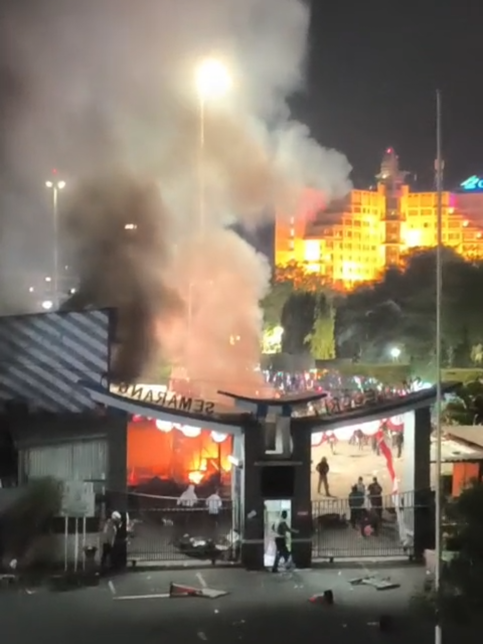(Semarang) – Suasana Simpang Lima, pusat keramaian Kota Semarang, berubah mencekam ketika massa aksi demo melakukan pembakaran terhadap pos polisi yang berada di kawasan tersebut. Pos yang dulu menjadi kebanggaan kepolisian dan simbol rasa aman masyarakat kini tinggal puing. Pos polisi ini memiliki sejarah panjang. Awalnya hanyalah bangunan sederhana, bahkan disebut jelek #simpanglimasrmarang #pospolisisimpanglima #demosemarang #pospolisi #demo2025 